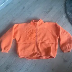 En jätte fin skrick orange/rosa fleece jacka från stories som aldrig kommer till användning. I storlek S.