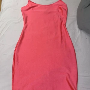 Neon rosa kortklänning - Säljer min fina neonrosa klänning från NLY ONE. Använd en gång 💗