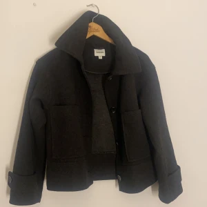 Kort kappa - Kort kappa i mörkgrå/nästan svart färg. ALDRIG ANVÄND! Storlek XS men är som S i storlek! Orginalpris 899kr 💗Skriv för mer info + bilder 💗