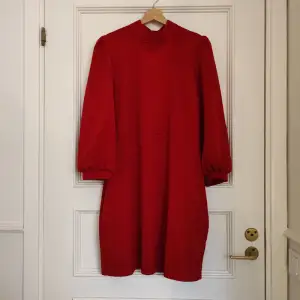 Superfin röd klänning med knytning i ryggen, väldigt smickrande form som ger illusionen av timglas-figur. Storlek 40 från Trendyol⭐