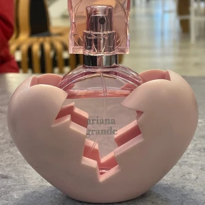 Ariana Grande parfym - Knappt använd, fint skick, köpt för 600 men säljer billigare