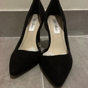 Nelly shoes, pumps😍 - Svarta mocka klackar som inte passade mig tyvärr, sprillans nya