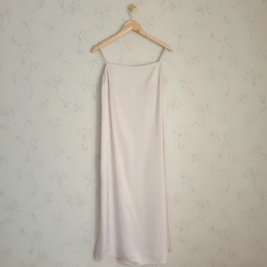 Beige slip dress satin - Fler bilder och beskrivning kommer upp inom kort