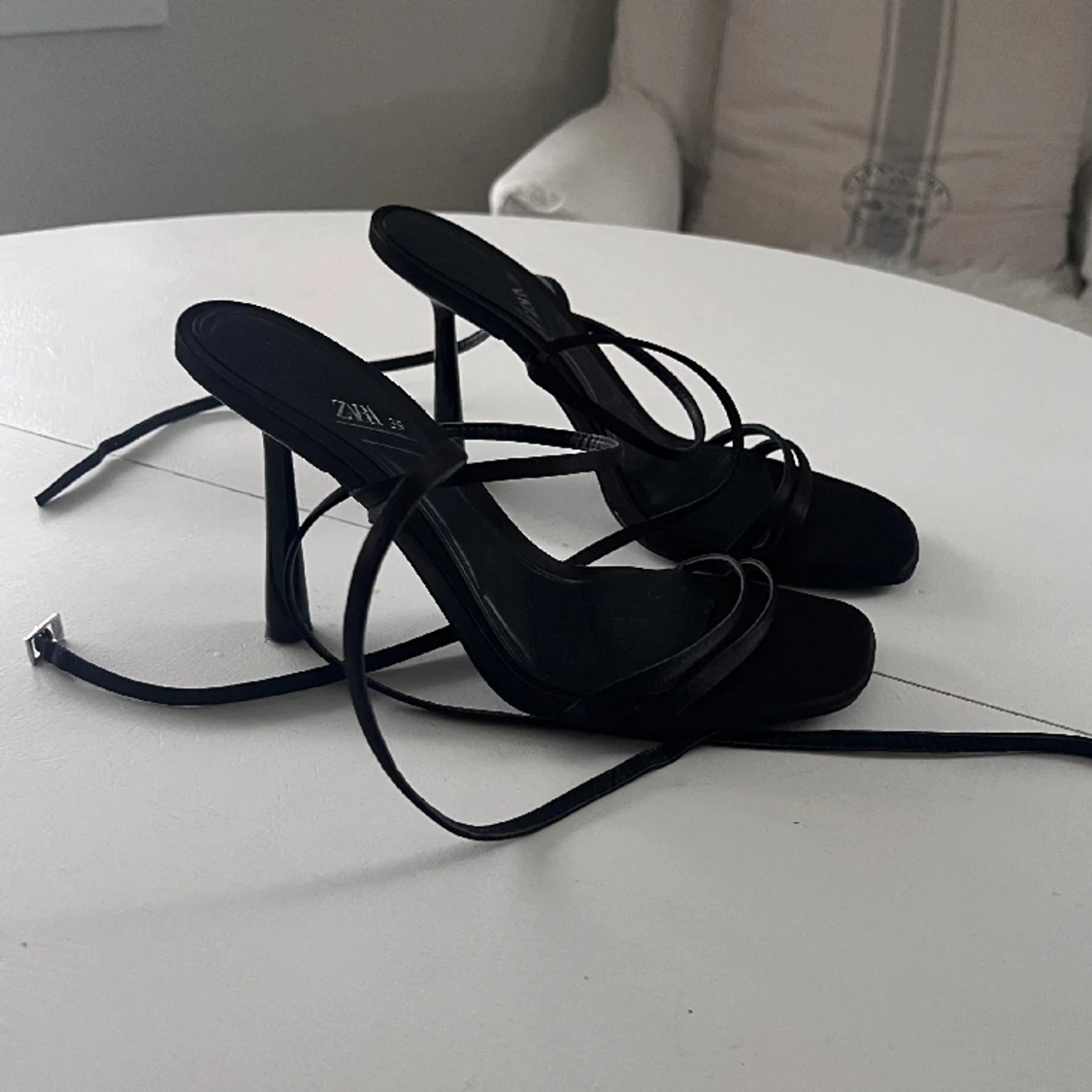 Klackar Zara, med knytband