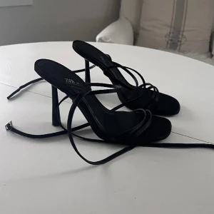 Klackar Zara, med knytband - Klackar med band som knäpps längst benet. Otroligt fina på!