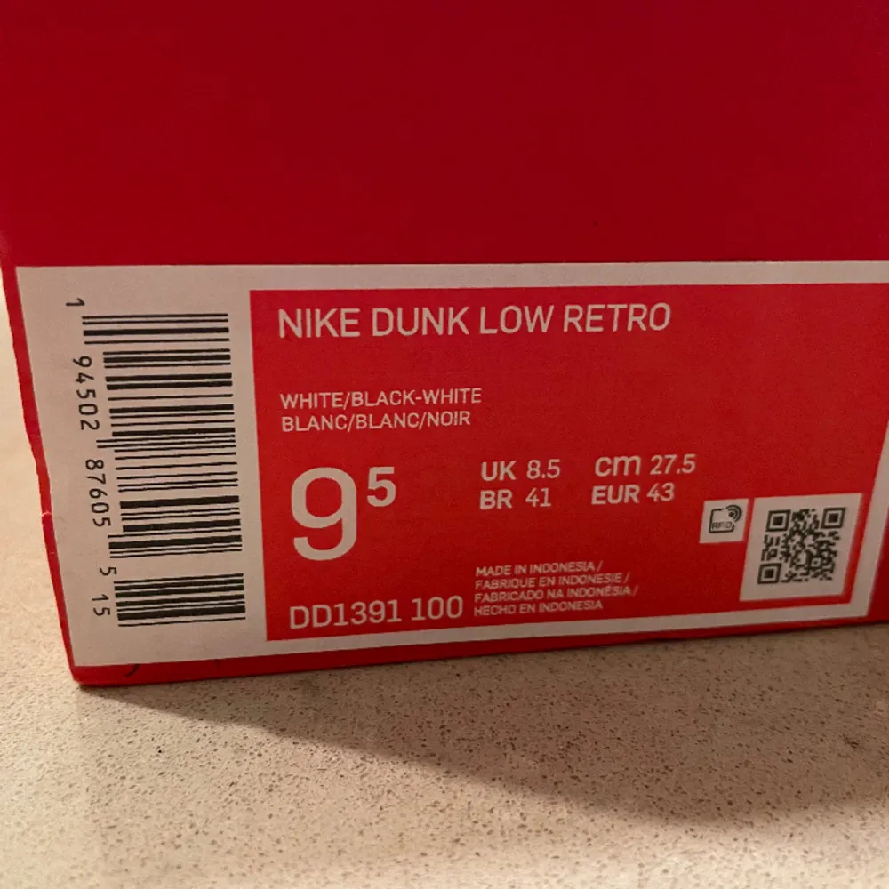Nike Dunk Low (White-Black/Panda)  Strl 43  Skick 8/10  Kvitto finns och boxen i fint skick, skorna rengörs såklart innan försäljning och dem är i fint skick!. Skor.