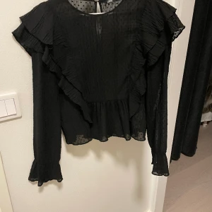 Jätte fin zara blus! - Snygg zara blus funkar både till vardags och fest!