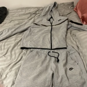 Nike teece fleece set till salu - Nike teece set till salu har haft den i ca 1 år säljs hela set för 800kr Kofta kan man köpa själv för 500kr samma med byxorna Storlek M på båda