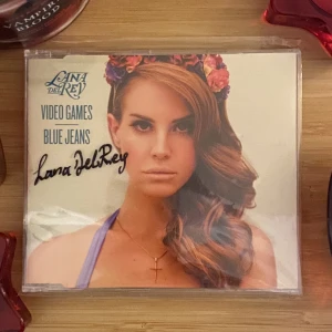 Säljer min Lana del Rey signerade cd  - ☆ Säljer min signerade cd som jag köpte på auktion ☆ Priset går att diskutera ☆ 