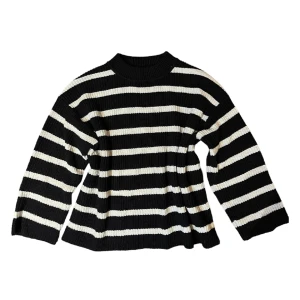 Stickad tröja  - Superhärlig oversized stickad tröja, sparsamt använd. Storlek: XS Pris: 99kr