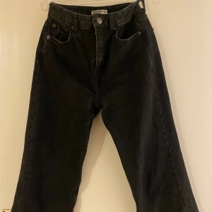 Jeans  - Mörkgråa/svarta jeans!! Använda ett par gånger men är i ett bra skick. 300kr+frakt!!