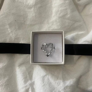Ring  - Säljer denna fina rostfria justerbara ring i färgen silver.⭐️💖 Skriv vid frågor och intresse 