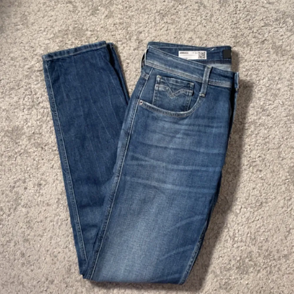 Hej! Vi säljer ett par Replay Anbass jeans i storlek 31/34. Endast jeansen medföljer. Skick: 8,5/10. Nypris: 1700kr. Vårt pris: 399. Frakt sker via Postnord. Finns i DM vid frågor och funderingar. Mvh Norén&Ericsson!. Jeans & Byxor.