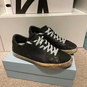 Golden Goose skor - Säljer dessa riktigt feta Golden Goose skor som är i storlek 43!  Hör gärna av dig om du har frågor!