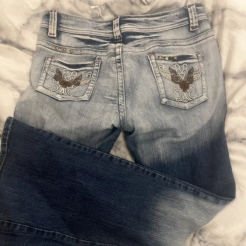 Säljer dessa jeans då dom är för stora🙏🏻 köpte dom från Vinted😋 använts få ggr🙌🏼💯. Jeans & Byxor.