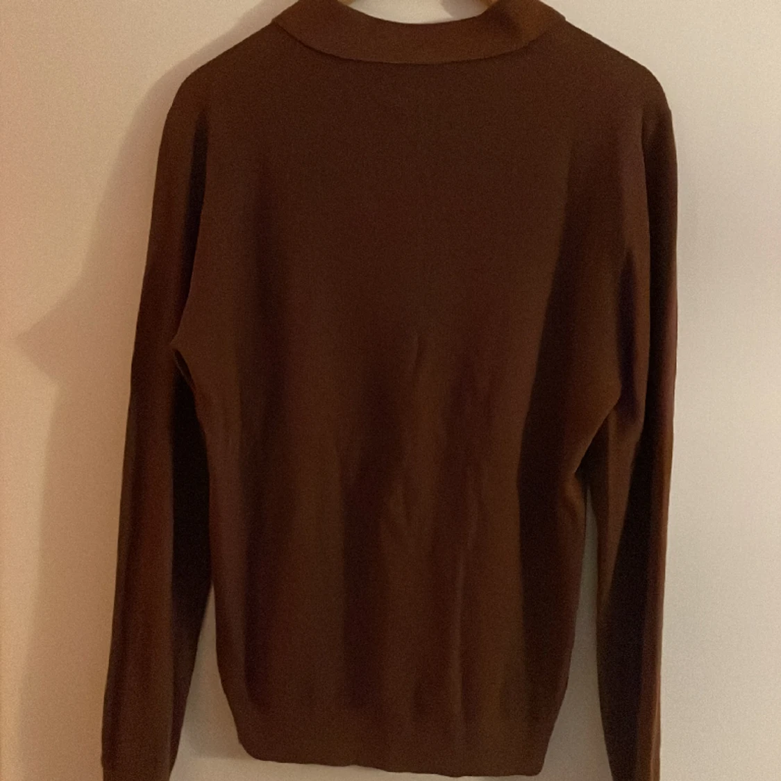 Lånärmad stickad piké. - 90