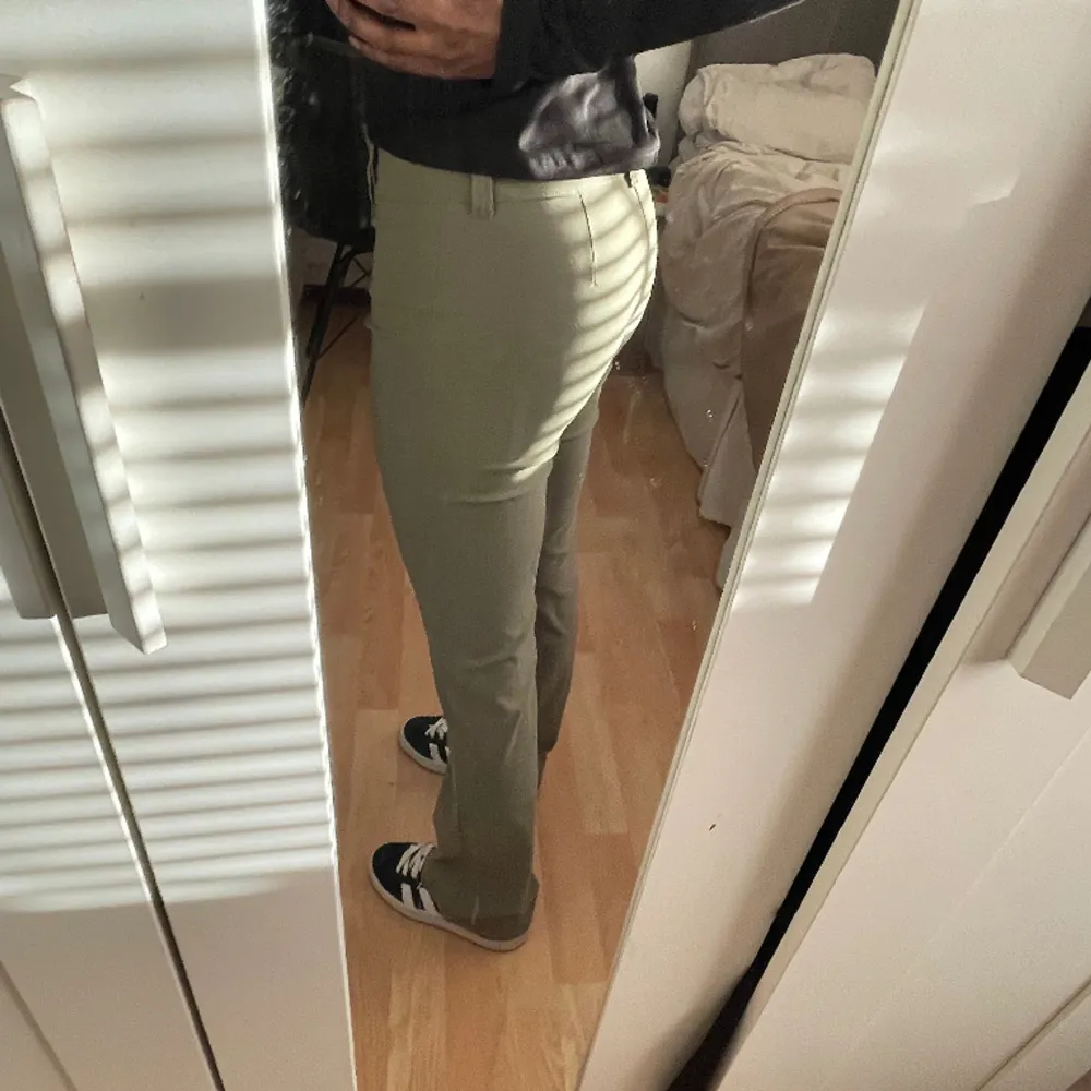 Slutsålda kostymbyxor från H&M. Jätte populära och i bra skick därav priset! 💞 . Jeans & Byxor.