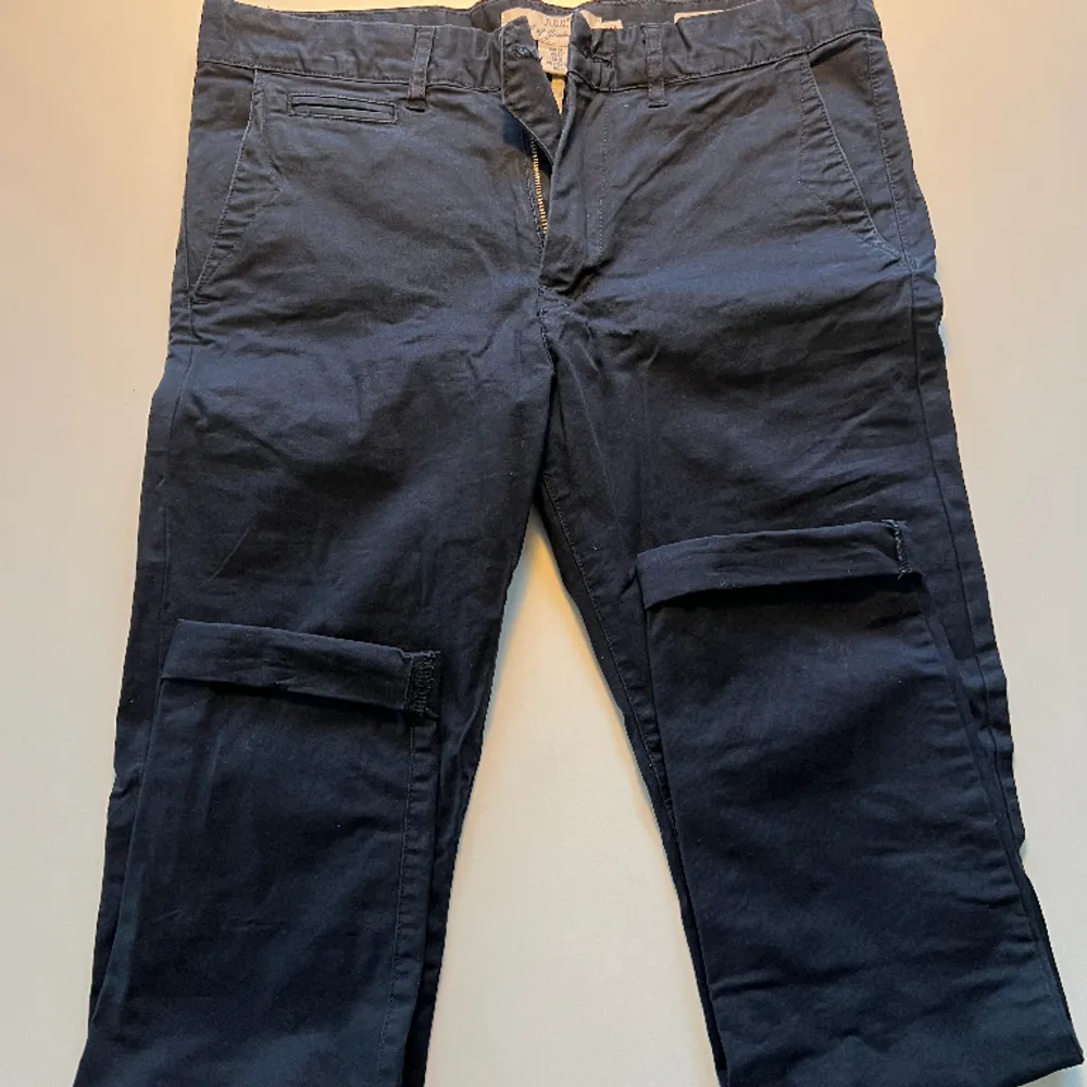 Helt oanvända chinos från HM i marinblå. Jeans & Byxor.