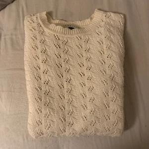 Stickad tröja  - Jättefin stickad tröja som passar perfekt till vintern! 