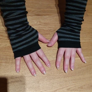 Handskar/arm warmers - Två olika handskar/arm warmers för 20kr styck