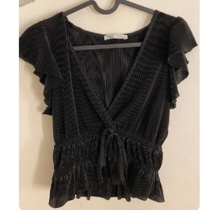Topp från zara - Säljer nu denna fina topp från zara i storlek s då den inte kommer till någon användning. Toppen är i väldigt fint skick.👛🩷