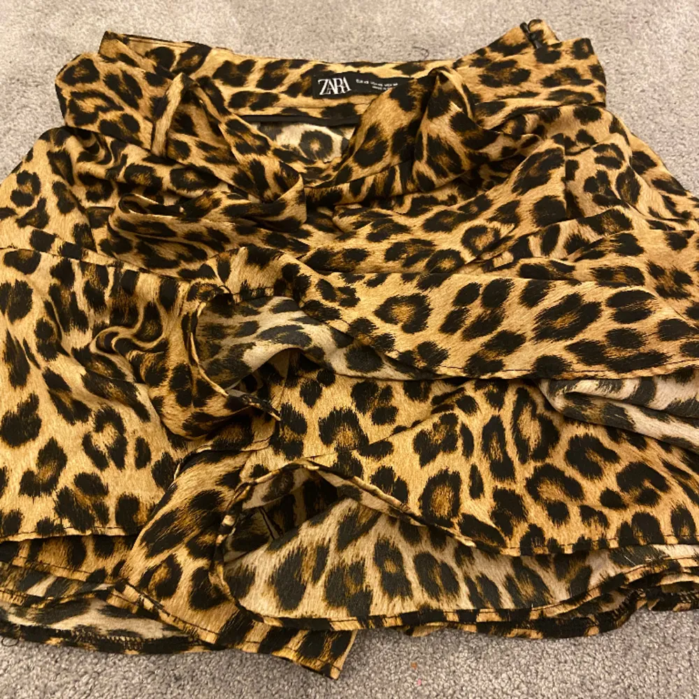  jättefin leopard kjol från zara med insida shorts💗. Kjolar.