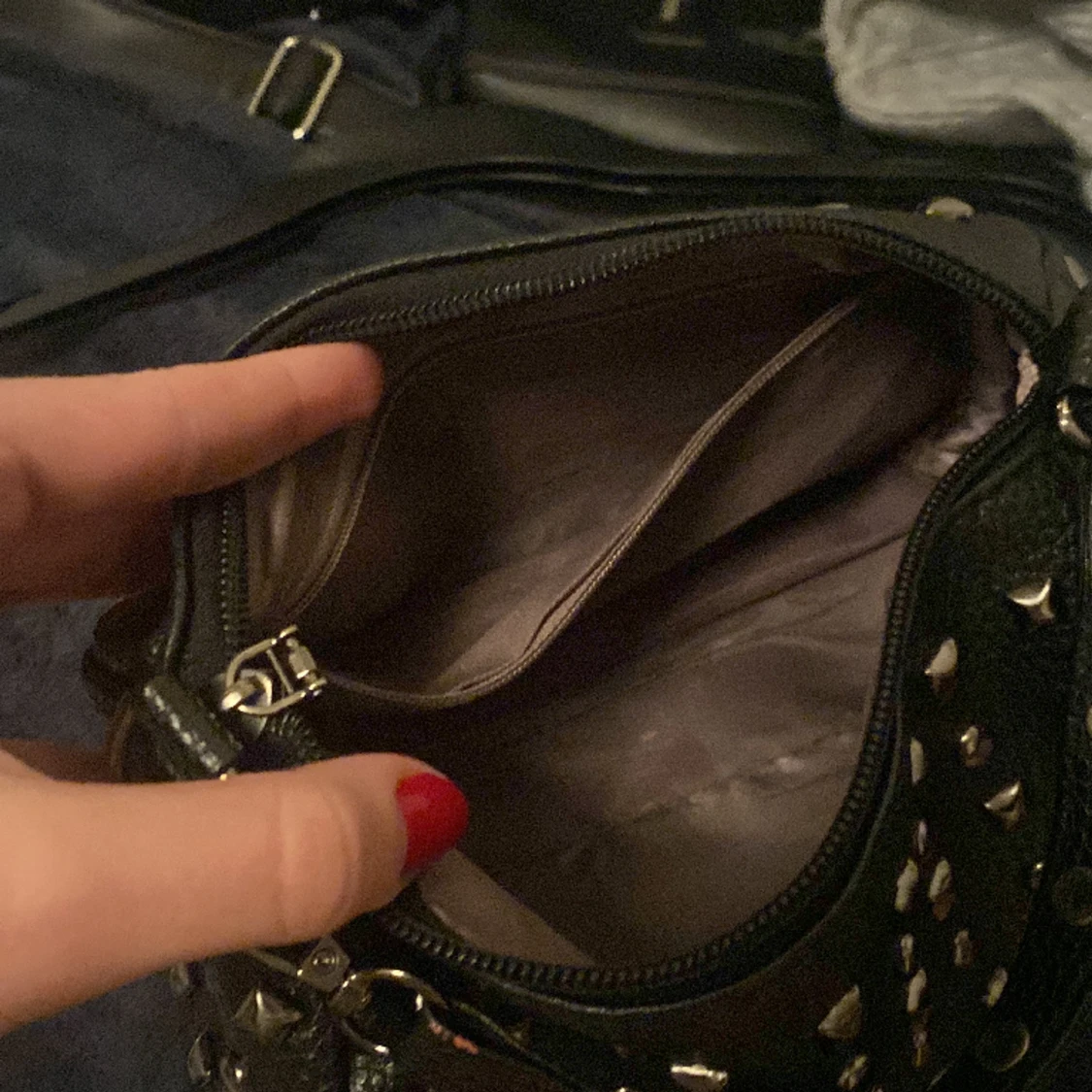 Handväska med nitar🙌 - 91