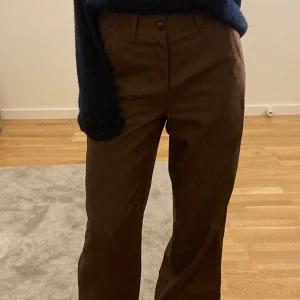 Byxor -  Bruna kostym byxor midjemåttet är ungefär 77cm och Innerbenslängdeden är 81cm💗
