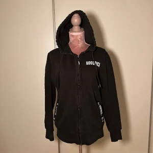 Hoodrich kofta - Unisex hoodrich kofta i storlek medium, ganska bra skick. Snören vid luvan som är justerbar samt fungerande dragkedja. Skriv gärna för fler bilder eller info! 