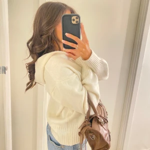 Vit stickad kofta  - Jätte mysig vit/beige stickad luvtröja🤍