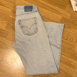 Ljusblåa jätte fika levis jeans som också är i väldigt bra skick💞 säljer på grund av att de är för stora för mig💞Midjemåttet: ungefär 84cm och innerbenslängden: 75cm💞 Köparen står för frakt och priset går alltid att diskutera 💞