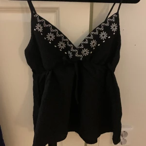 Festtopp - Så snygg festtopp med justerbara band, perfekt till både vardag och fest💝