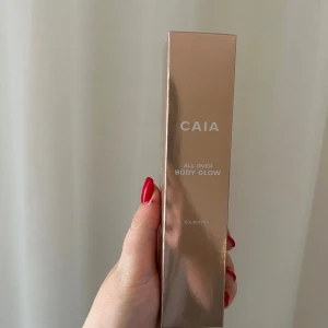 Oöppnad Caia Body Glow - Helt ny i förpackning. Färg golden bronze (medium).