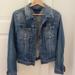 Jeans jacka  - En jeansjacka från Tommy hilfiger som passar till de mesta men som inte känner till användning, är i storlek M 