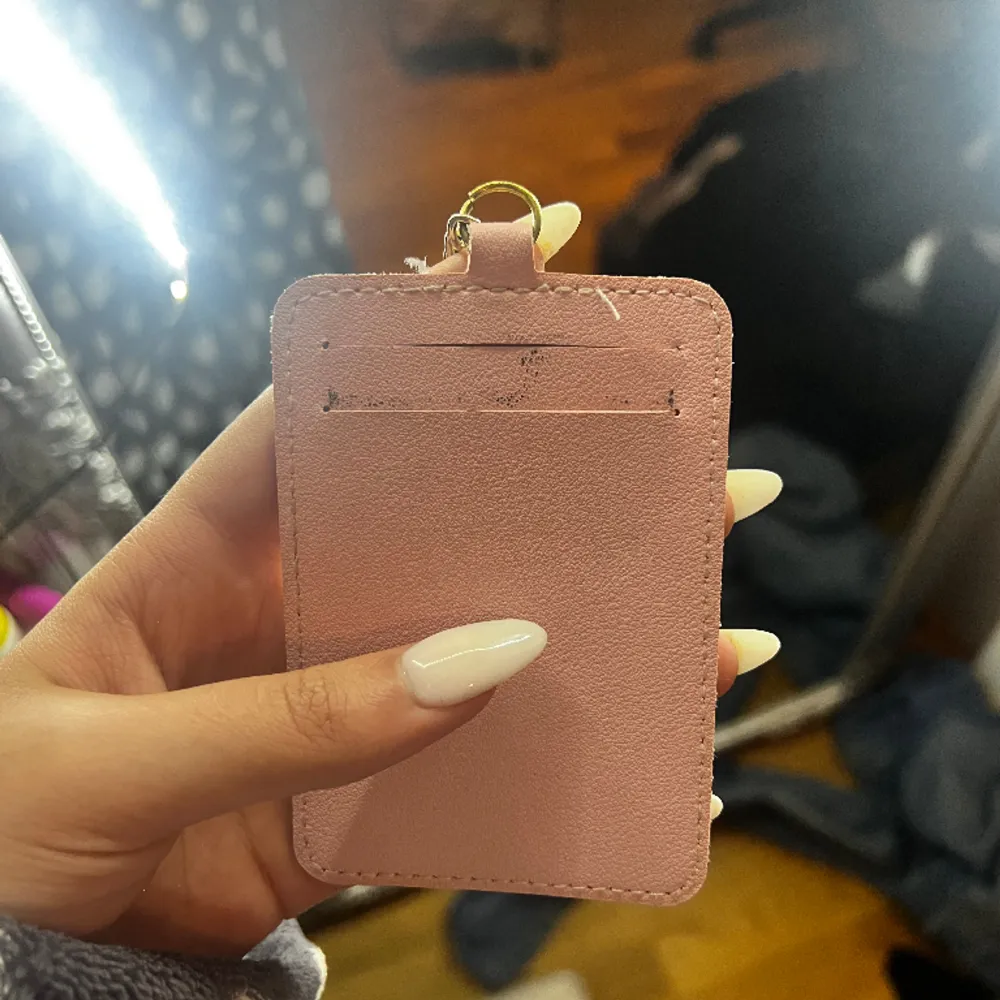 Jättegullig kort hållare, smutset kan man få bort, funkar bra, man kan använda köp nu annars kan man köpa genom Swish å betala 15 kr i frakt 💕. Asusteet.