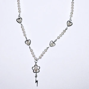 Vitt pärlhalsband - Vita akrylpärlor, silvriga hjärtan, silvrig blixt och silvrig blomma 