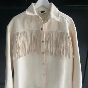 Jacka  - Säljer då den alldrig kom till anndvänndning. Super fin jacka köpt på Gina tricot, säljs inte längre