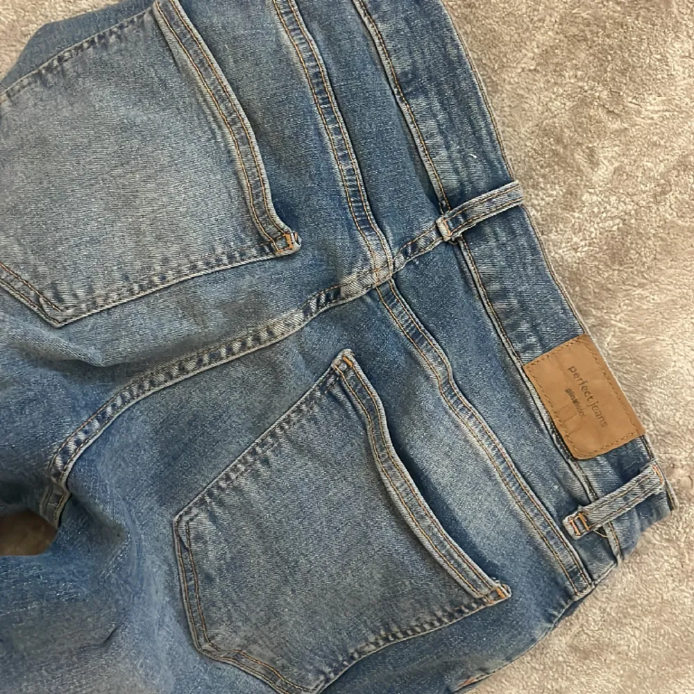 Säljer dessa jätte fina boutcout jeansen som är lågmidjade från Gina tricot, de är använda 2 gånger och kommer inte till användning. Köpta för 499 kr mitt pris 280 kr🩷. Jeans & Byxor.