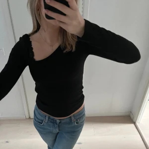 Tröja  - Snygg långärmad tröja från zara med sne urringning😍