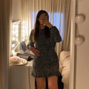 VILA  - VILA klänning i mörkgrön med vitt mönster. Endast testad - aldrig använd.  Supergullig men aldrig kommit till användning. Strl 38 passar (S/M). 