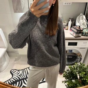 Tröja - Säljer nu min gråa tröja från Zara. Den är i superbra skick och väldigt skön!!! Stl. S 🌟