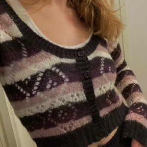 Stickad kofta - Randig stickad kofta