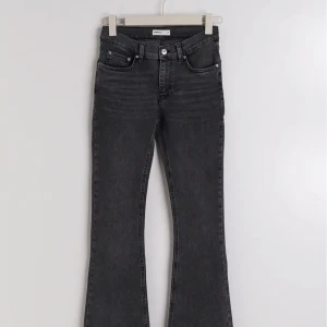 Gina tricot jeans - Köpt i höst på Gina för runt 600. Använder knapt längre så säljer! Storlek 38 men kan passa 36 också