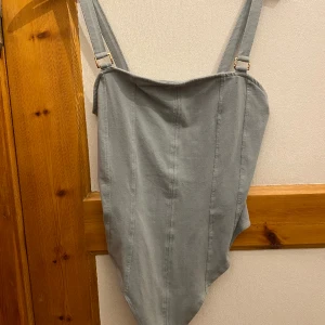 Bodysuit - Linne med knäppe mellan benen