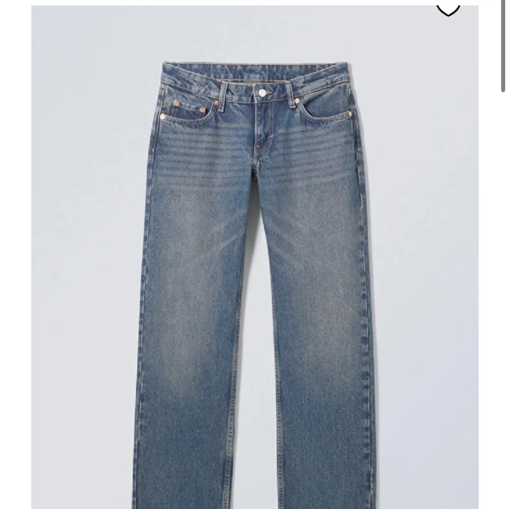 Lågmidjade jeans från weekday som är använda ett fåtal gånger. Storlek W29, L34, jag är 172 lång. Nypris 590kr, hör gärna av dig vid andra frågor:). Jeans & Byxor.