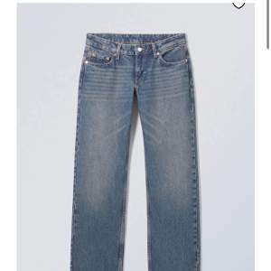 Lågmidjade jeans från weekday som är använda ett fåtal gånger. Storlek W29, L34, jag är 172 lång. Nypris 590kr, hör gärna av dig vid andra frågor:)