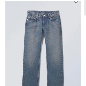Weekday lågmidjade jeans - Lågmidjade jeans från weekday som är använda ett fåtal gånger. Storlek W29, L34, jag är 172 lång. Nypris 590kr, hör gärna av dig vid andra frågor:)