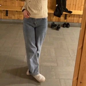 Jeans - Säljer mina jättesöta jeans ❤️ De är väldigt vida och för långa för mig som är 170, men så mysiga och lätta att vika upp 🫶🏻 I väldigt bra skick då de knappt är använda 🙌 Relativt hög midja