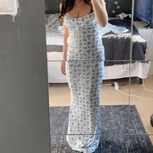 Lång Sommarklänning! - Säljer denna jättefina långklänning som passar till allting. Använd en gång! Är 160 och den är rätt lång🩷