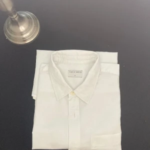 Tiger kortärmad skjorta  - Sparsamt använd Tiger of Sweden tunn kortärmad skjorta. 